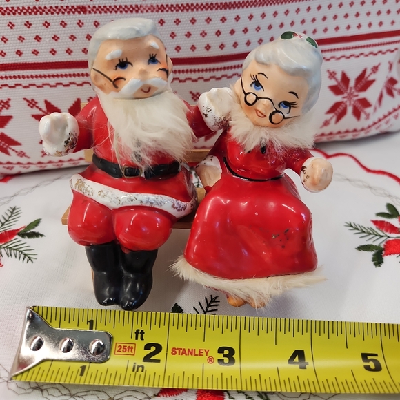 Vtg 1950's Santa & Mrs. Claus Salt & Pepper Shakers - Picture 11 of 12